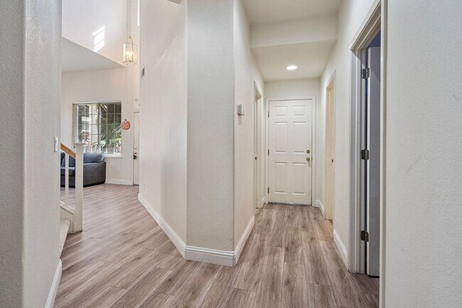 Foto del edificio - 4 Bedroom 3 Bathroom Available Now