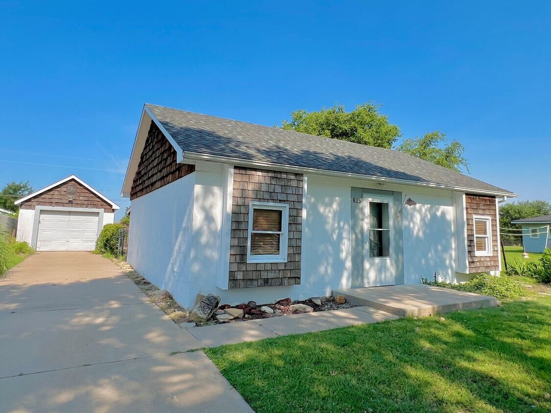 Foto principal - Charming Cape Cod-inspired 2-bedroom, 1-ba...
