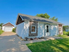 Building Photo - 825 Hillcrest Dr