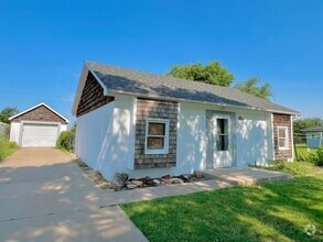 Building Photo - 825 Hillcrest Dr