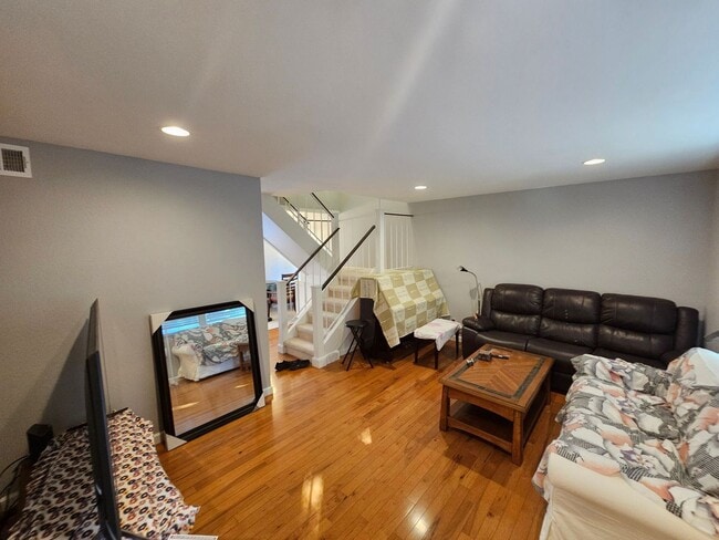 Building Photo - 1394 N Loop Dr