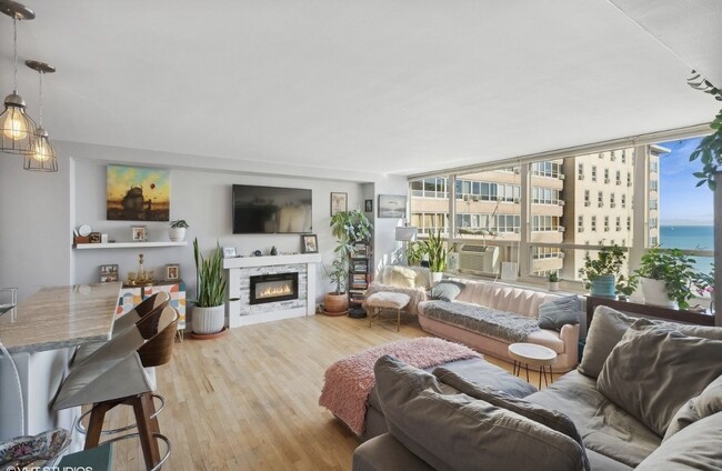 Building Photo - 3950 N Lake Shore Dr