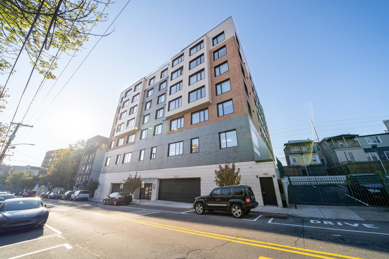 Primary Photo - 1415 Manhattan Ave