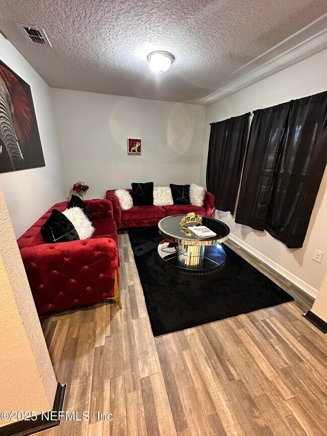 Building Photo - 450 River Hl Dr