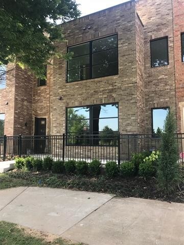 Primary Photo - 1133 E 7th St