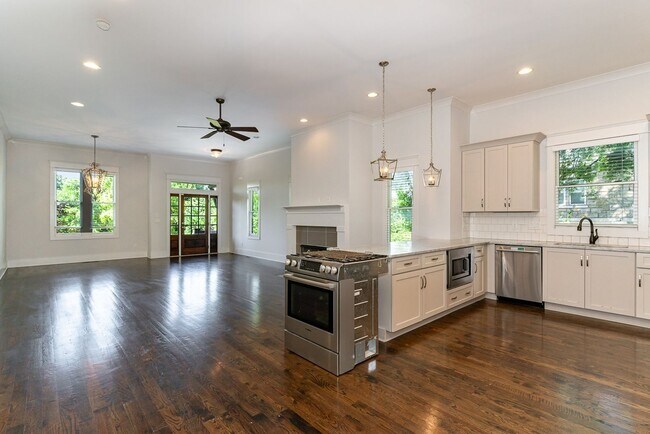 Building Photo - Move in ready, 4BR/3BA home with a detache...