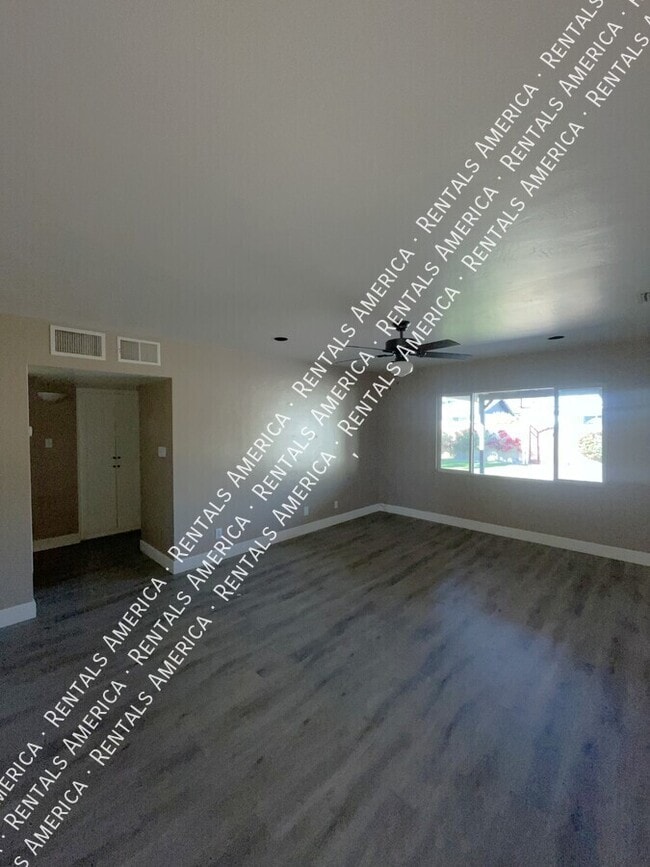 Foto del edificio - 6924 E Cheery Lynn Rd