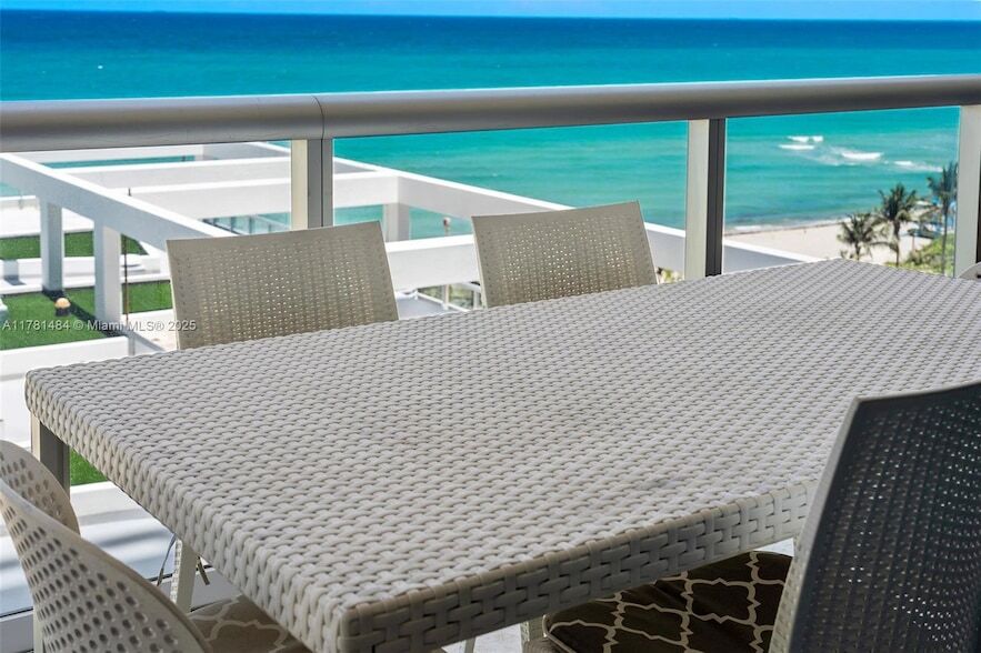 Foto principal - 6799 Collins Ave