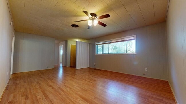 Foto del edificio - 1616 George Bush Dr