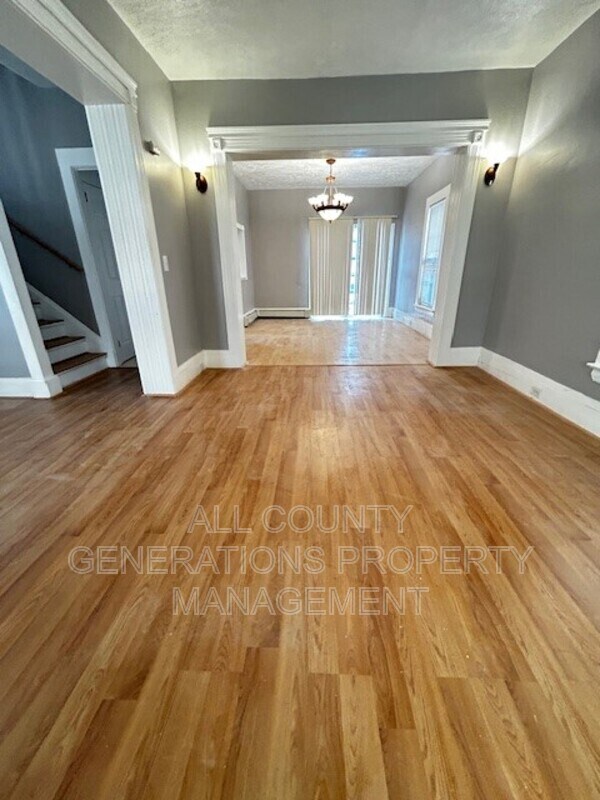 Foto del edificio - 1361 E 43rd St