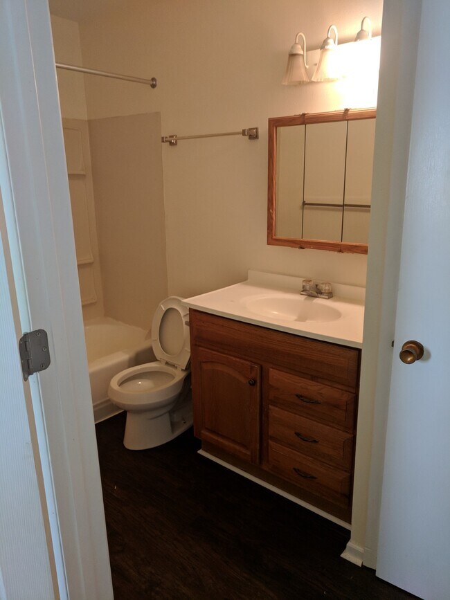 Nice clean bathroom - 2620 Melrose Ave