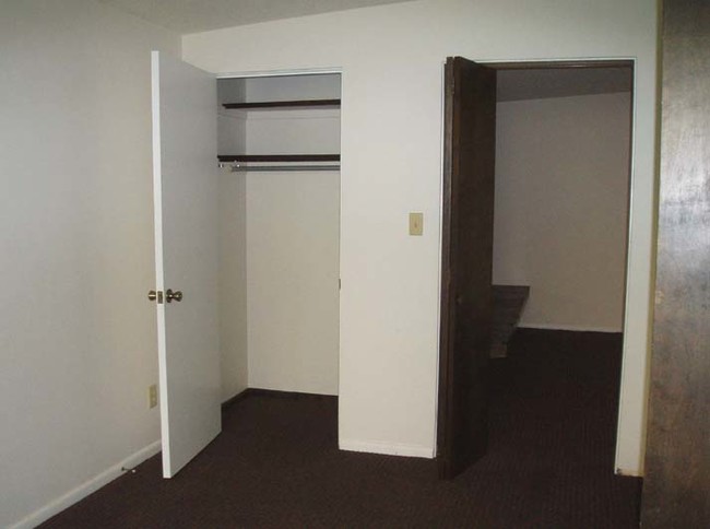 Building Photo - 130 SW Skyline Dr