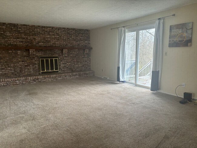 Building Photo - Spacious 3 Bedroom