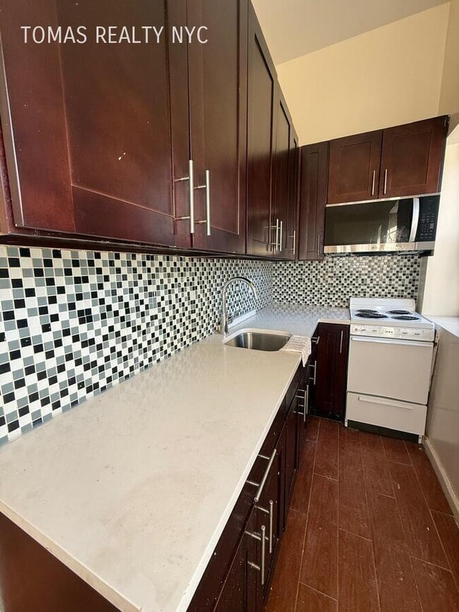 Foto del edificio - 712 E 214th St