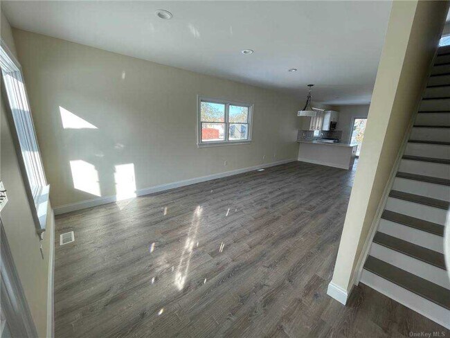 Building Photo - 213 Cadman Ave