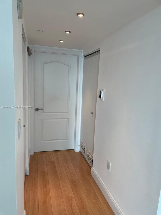 Building Photo - 2101 Brickell Ave