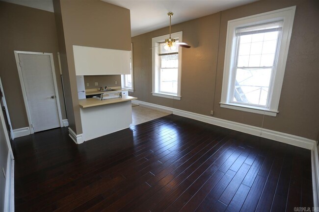 Building Photo - 101 S Victory St