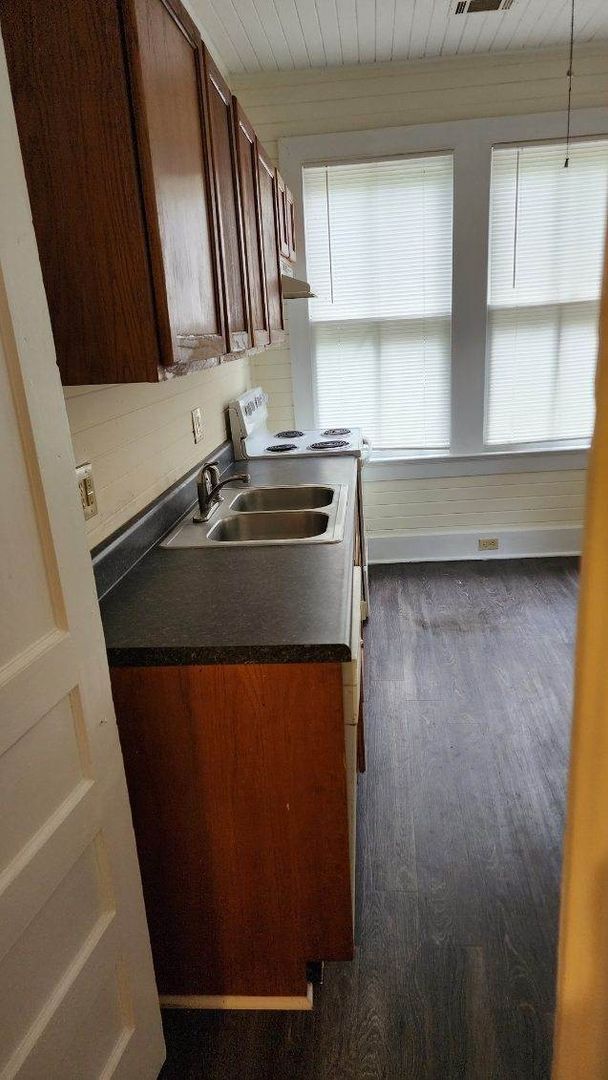 Foto del edificio - 1 Bedroom Apartment near Lake Olmstead