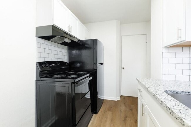Foto del edificio - 4040 Halsey Pl