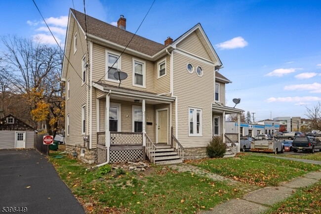 Foto del edificio - 8 Woodside Ave