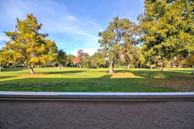 Building Photo - 2433 Golf Links Cir