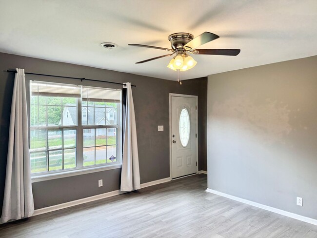 Building Photo - Three Bedroom Close to Ft. Campbell