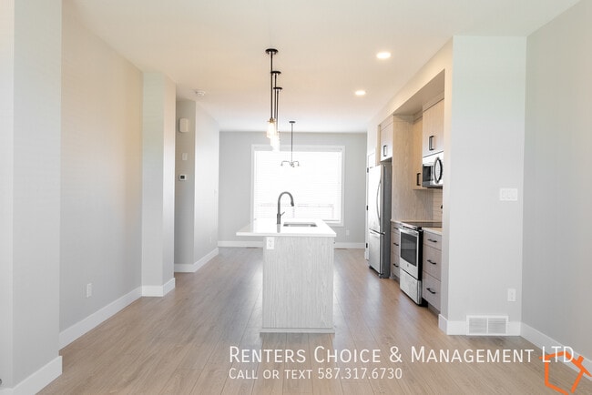 Photo du bâtiment - Newer Home w/ Higher-end Finishings, Low-M...