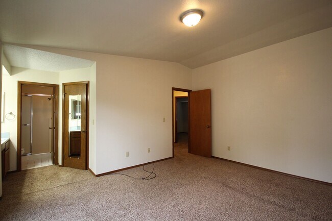 Foto del edificio - Beautiful 3 Bedroom Tri-Level Home In Federal Way!