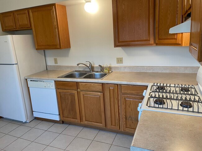 Kitchen - 605 W Oak St