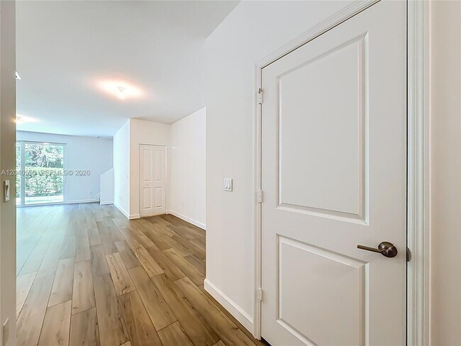 Foto del edificio - 4607 Hollister Ave