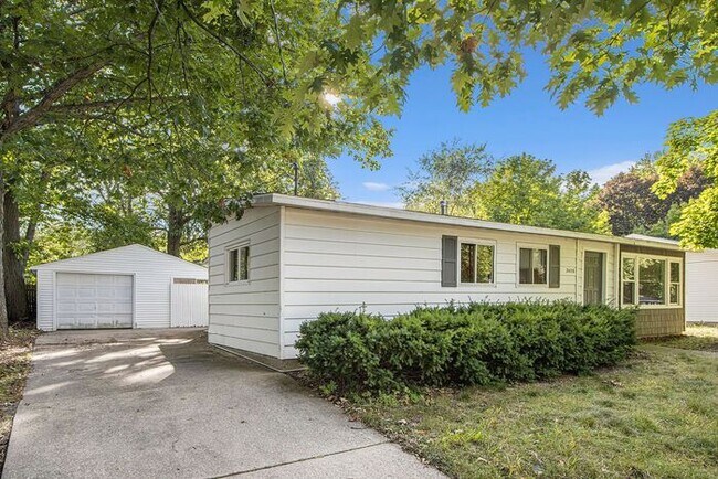 Foto del edificio - $1660 Contemporary remodeled 3-bedroom, 1-bath single-family ranch