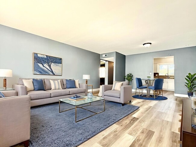 Building Photo - Avalon 2Bedrooms/1Bath Condo with front-row pool view!