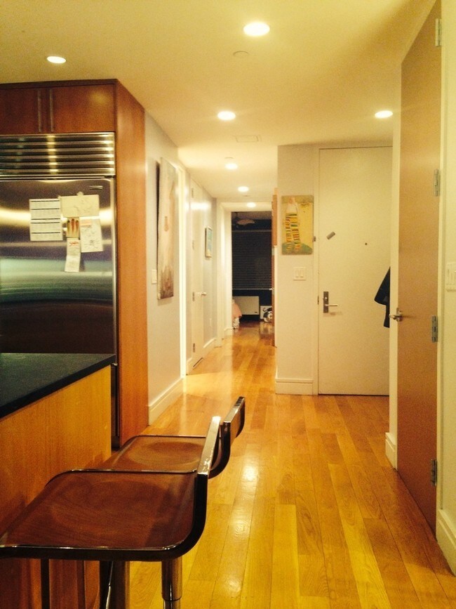 Foto del edificio - 331 E 8th St