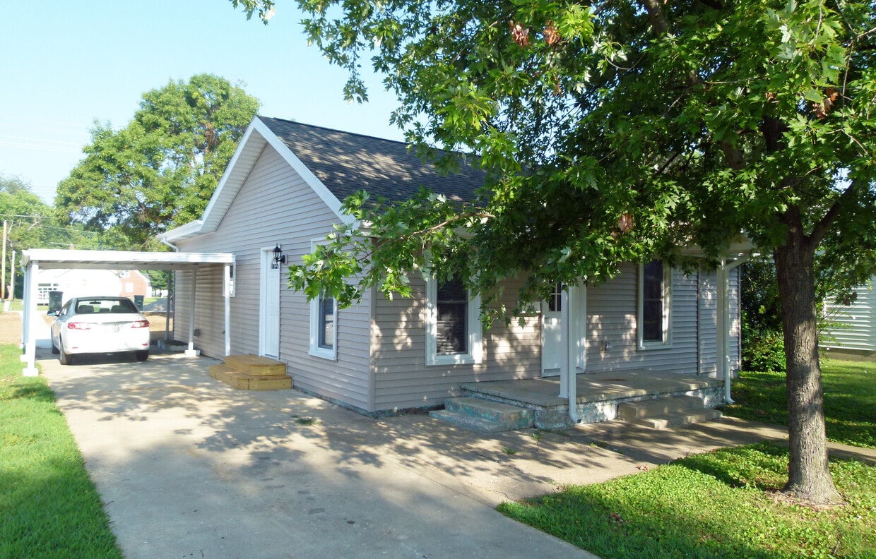 1804 12th St, Charleston, IL 61920 House Rental in Charleston, IL