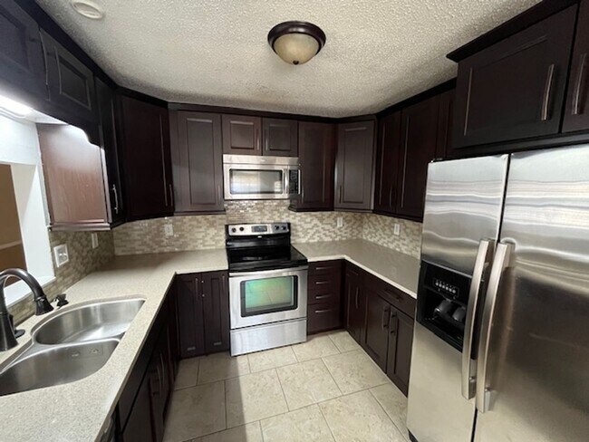 Building Photo - 73 Oak Forest Loop