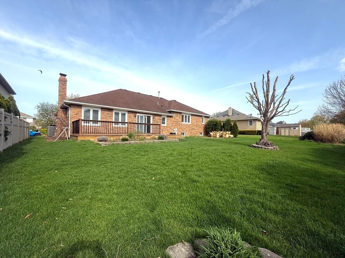 Building Photo - 16441 Paw Paw Ave