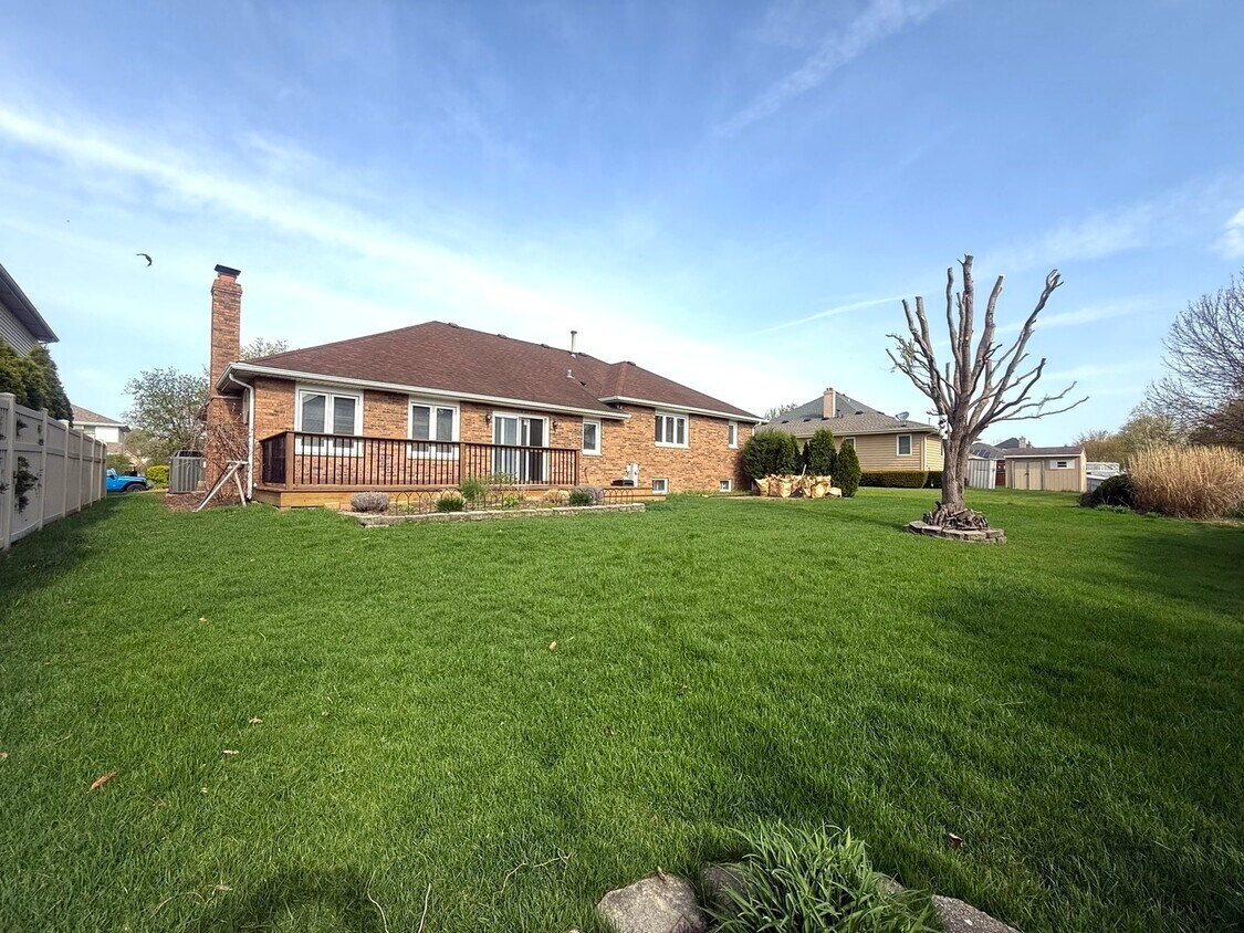 Foto del edificio - 16441 Paw Paw Ave