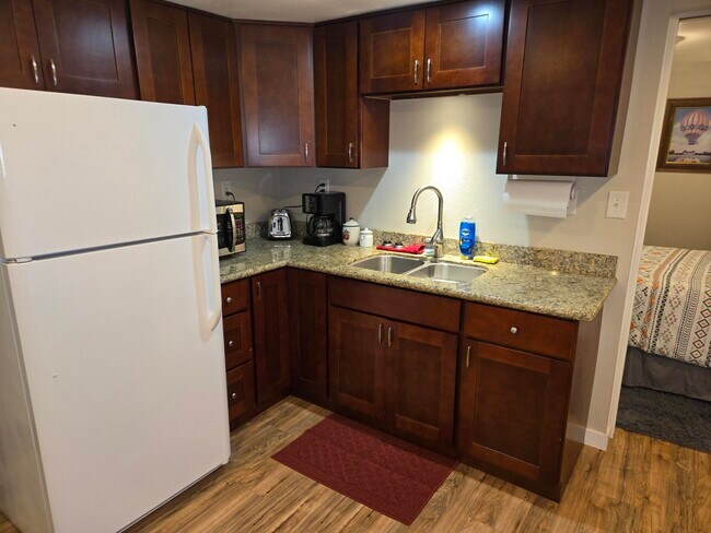 Building Photo - R and B Properties