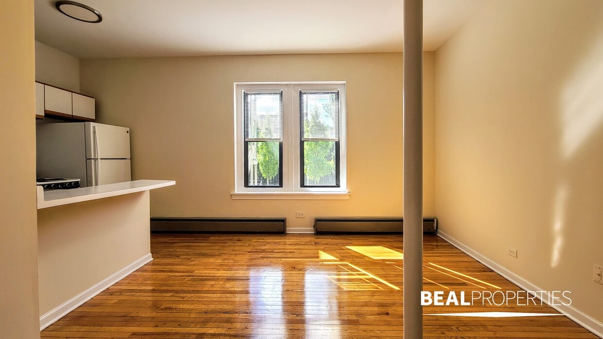 Photo - 635 W Barry Ave (Chicago, IL)