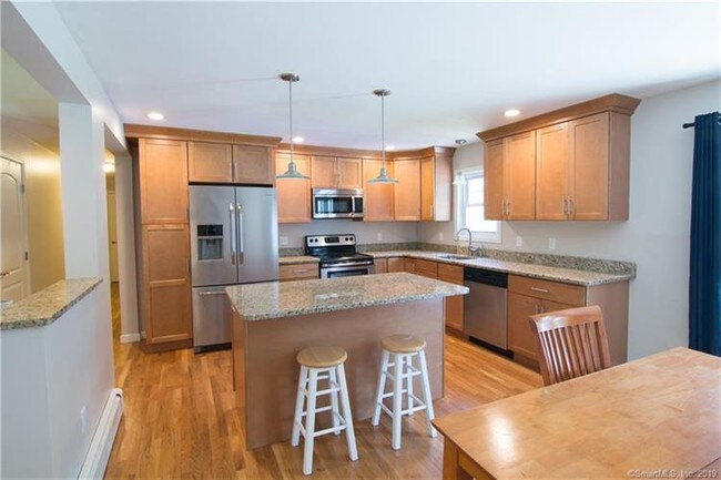 Building Photo - 521 Daly Rd