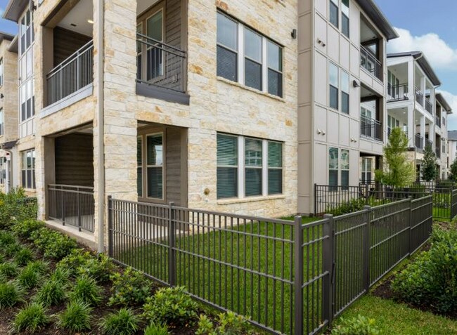 Building Photo - 4255 Magnolia Vlg Dr