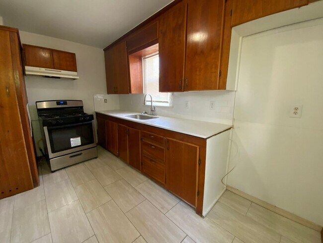 Foto del edificio - 2 bedroom 1 bath - Half off the 1st months...