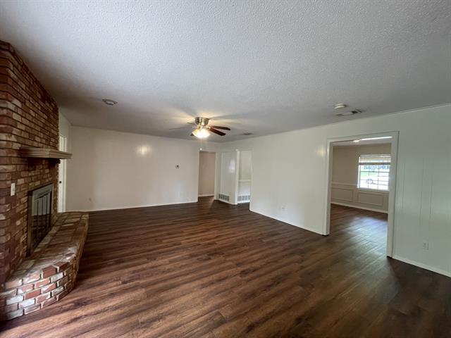 Building Photo - 705 White Oak Ln