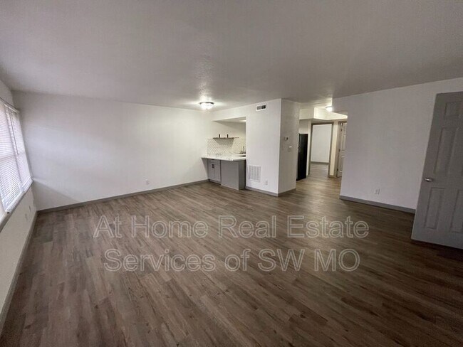 Foto del edificio - 1438 E Elm St