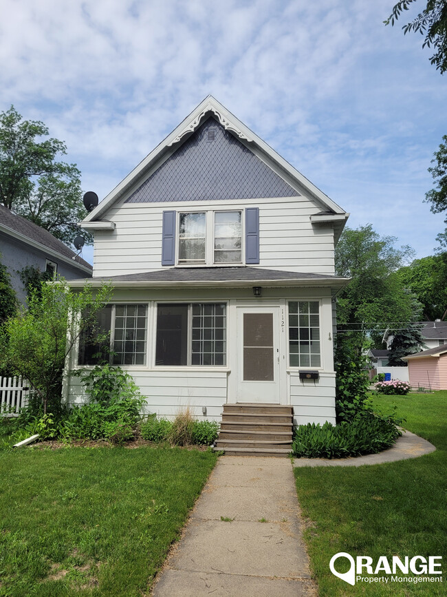 Building Photo - 1121 6th St S