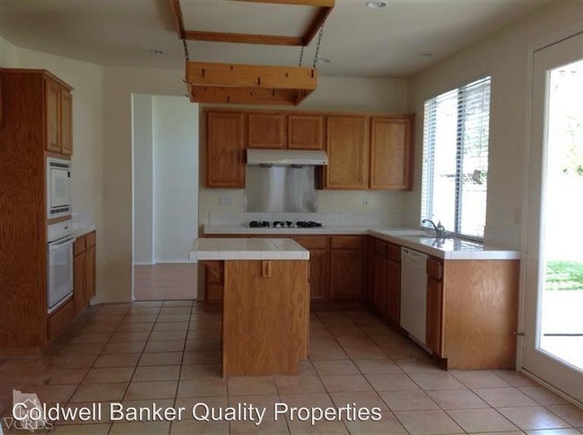 Building Photo - 208 Cliffwood Dr