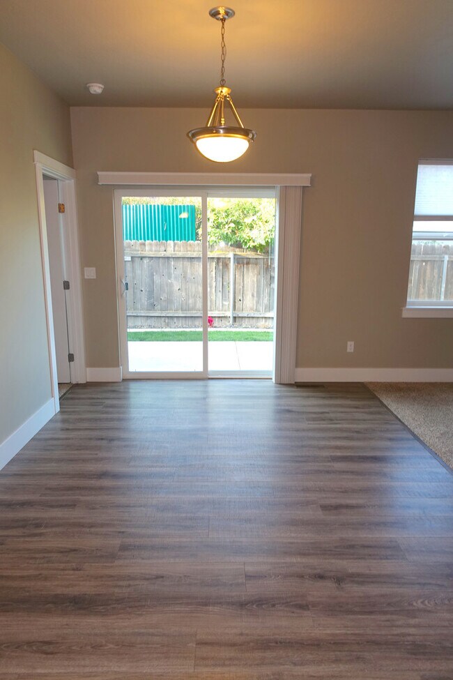 Foto del edificio - 3-Bedroom Home in Very Private Quiet Setting