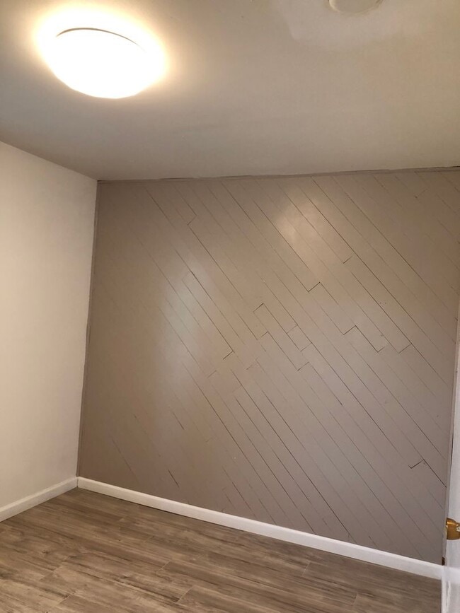 Building Photo - 307 W 8th St