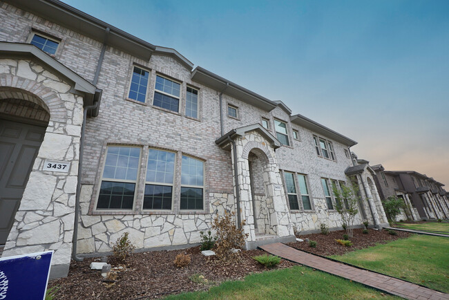 Building Photo - 3433 Solana Cir
