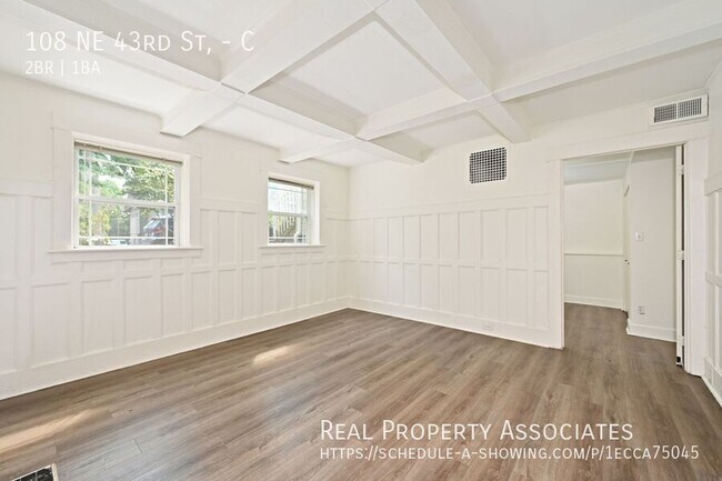 Foto del edificio - 108 NE 43rd St